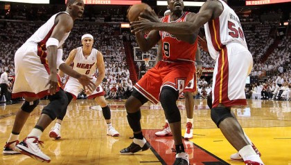  阿德巴约统治内线热火主场轻取公牛获三连胜  