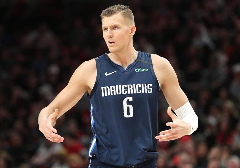  霍勒迪防守锁死东契奇凯尔特人轻取独行侠巩固排名